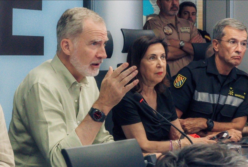 Kung Felipe och försvarsministern Margarita Robles följer bekämpningsarbetet. Foto: Ministerio de Defensa