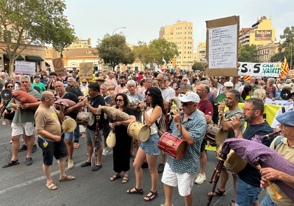 Demonstrationen satte fokus på den växande konflikten mellan turismens ekonomiska betydelse och invånarnas möjligheter att hitta en bostad. Foto: @ColEmbat/X