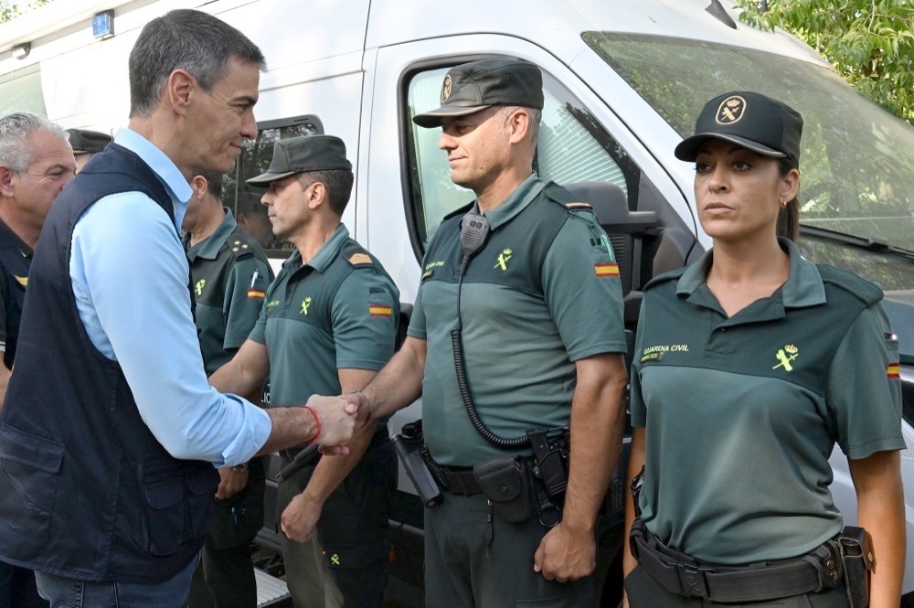 Ett flertal EU-länder kräver skärpta gränskontroller vid Spaniens yttre gräns, medan Pedro Sánchez skyller situationen på kriminella organisationer.