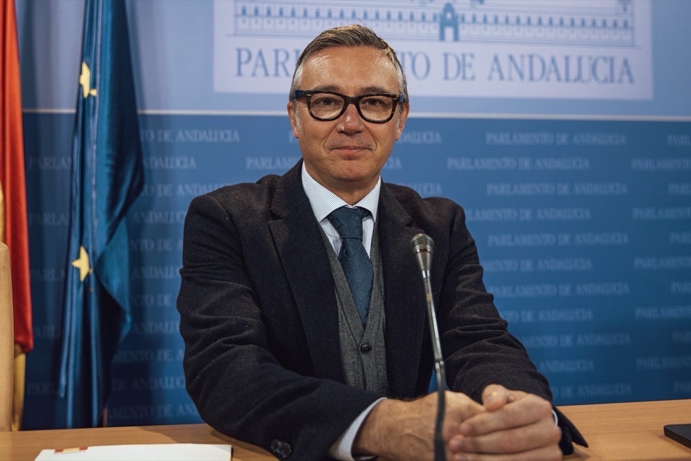 Överenskommelsen innebär att ansvaret för flera känsliga rättsområden övertas av det radikala högerpartiet, vilket har väckt skarp kritik från oppositionen. Foto: Vox Parlamento de Andalucía/Wikimedia Commons