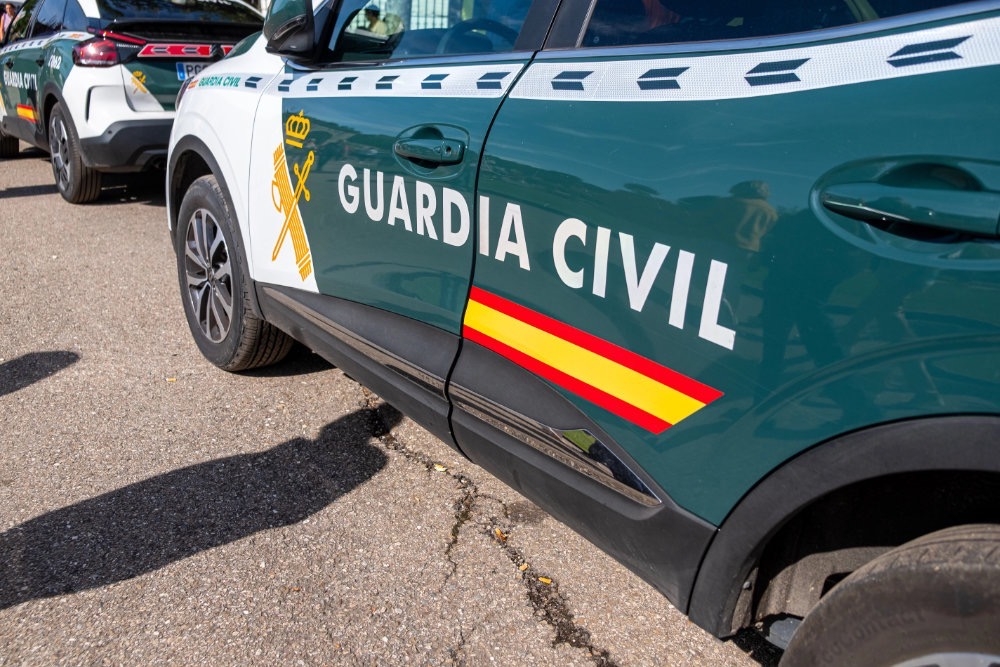 En avskedad agent mördade sin före detta partner, också hon civilgardist, genom att stjäla en kollegas tjänstevapen.