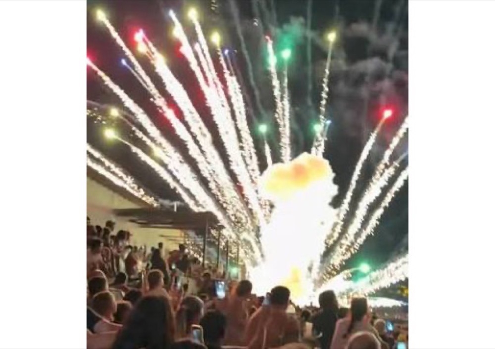 Flera filmer som delats på sociala medier visar olyckan.