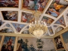 Palatset inneh&aring;ller en m&auml;ngd konstskatter fr&aring;n olika &aring;rhundraden. I det s&aring; kallade Drottninggalleriet v&auml;lver sig ett tak fullt av m&aring;lade scener ur ber&auml;ttelsen om Josef, Jakobs son.