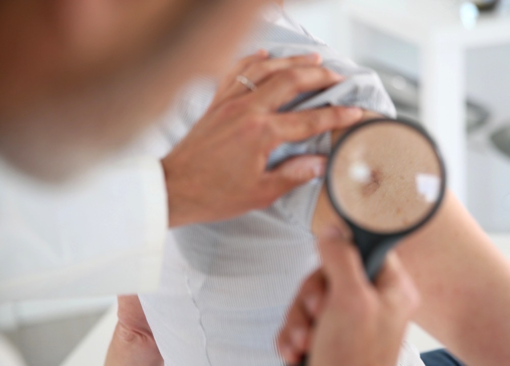 Genom att blockera ett specifikt protein har forskarna lyckats bromsa cancercellernas tillväxt i laboratorieförsök.
