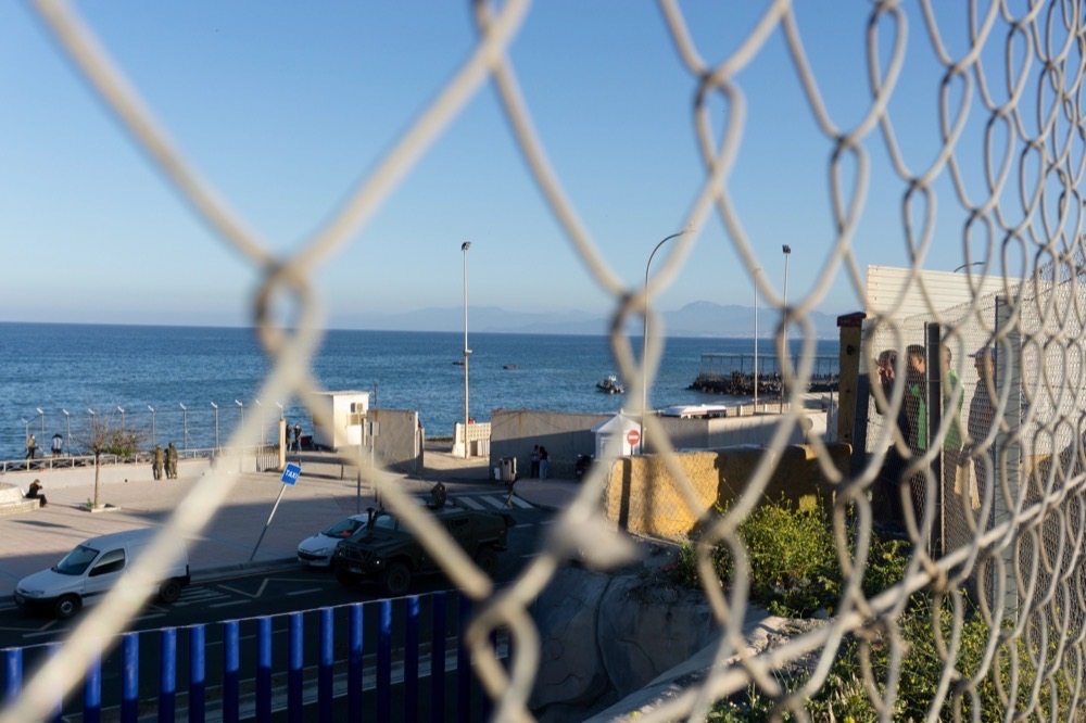 Omfattande säkerhetsinsatser längs gränszonerna har kraftigt begränsat rörelserna både vid Ceuta och Melilla.