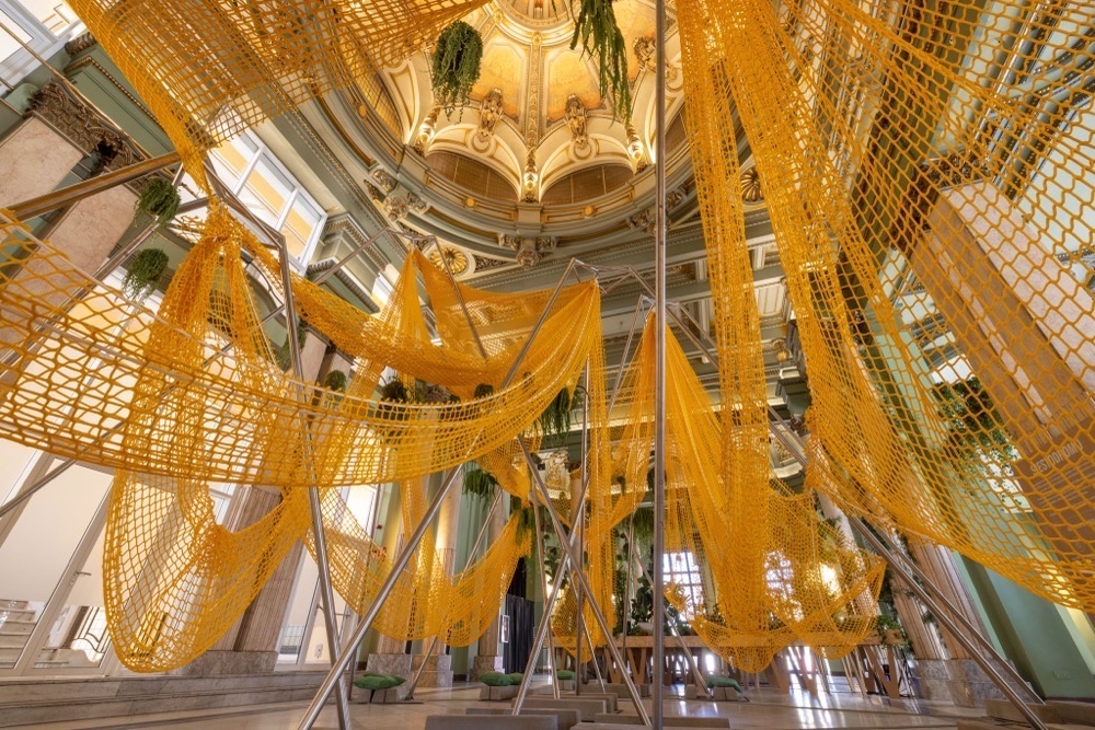 Hängmattor, arbetsytor och utställningar i Círculo de Bellas Artes ger Madridbor och besökare en sval paus under dagens hetaste timmar. Foto: Metalocus