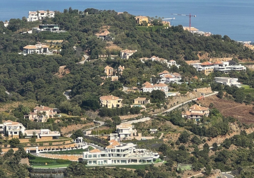 Tre av de dyraste gatorna i Spanien ligger i Benahav&iacute;s och Marbella.
