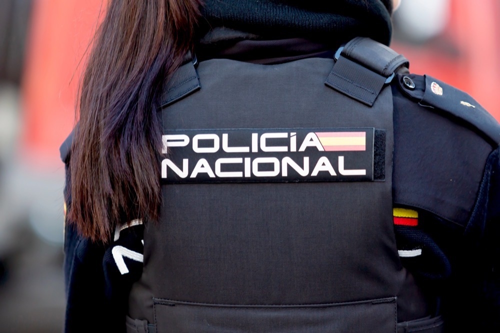 Policía Nacional har försatt mannen på fri fot i väntan på fortsatt utredning.
