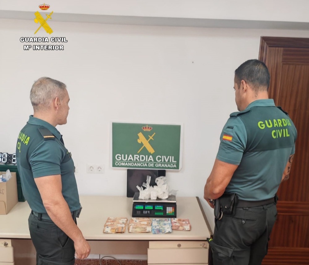 Männens nervösa beteende vid kontrollen ledde till upptäckten av narkotikan i handskfacket. Foto: Guardia Civil
