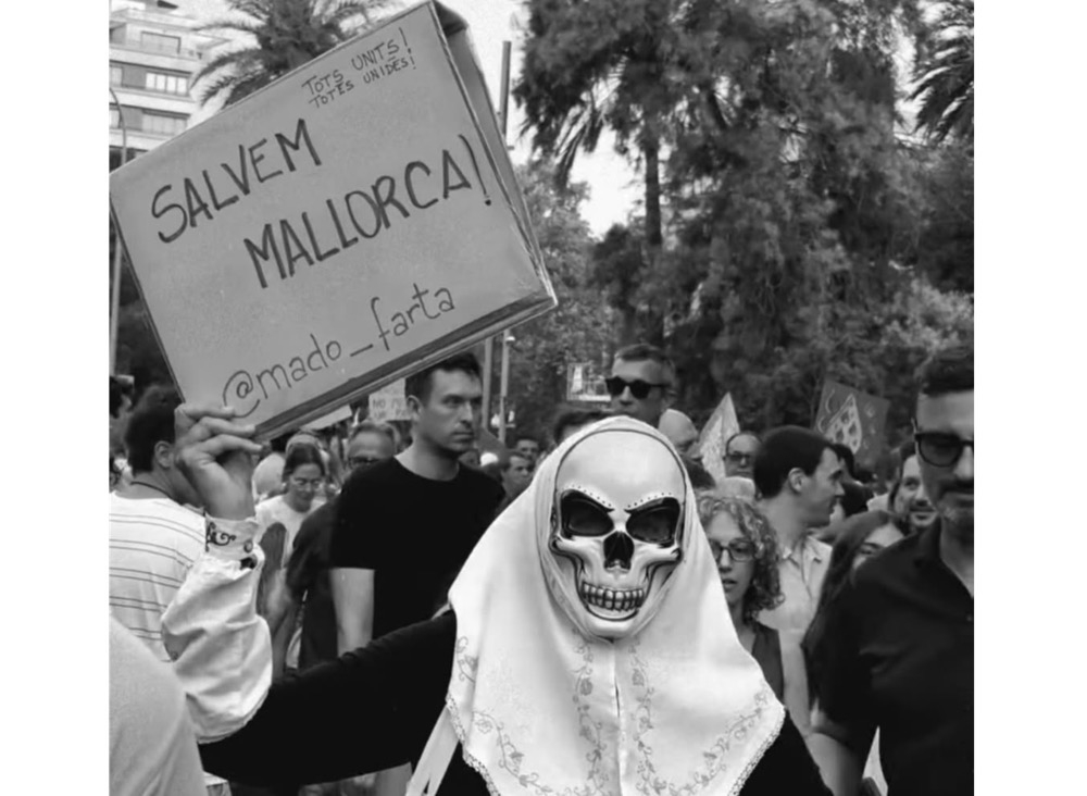 Madò Farta har blivit en gemensam symbol för krav på begränsad exploatering och bevarad livskvalitet på Balearerna. Foto: @mado_farta