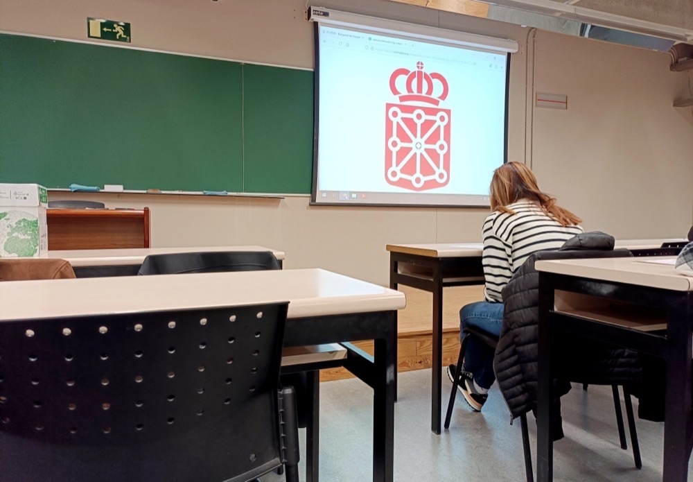 En tredjedel når inte miniminivån i matematik och läsning samtidigt som skolorna rapporterar omfattande personalbrist.