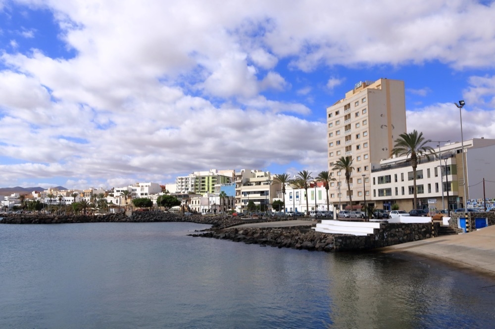 På Fuerteventura håller samtliga skolor stängt på tisdagen.