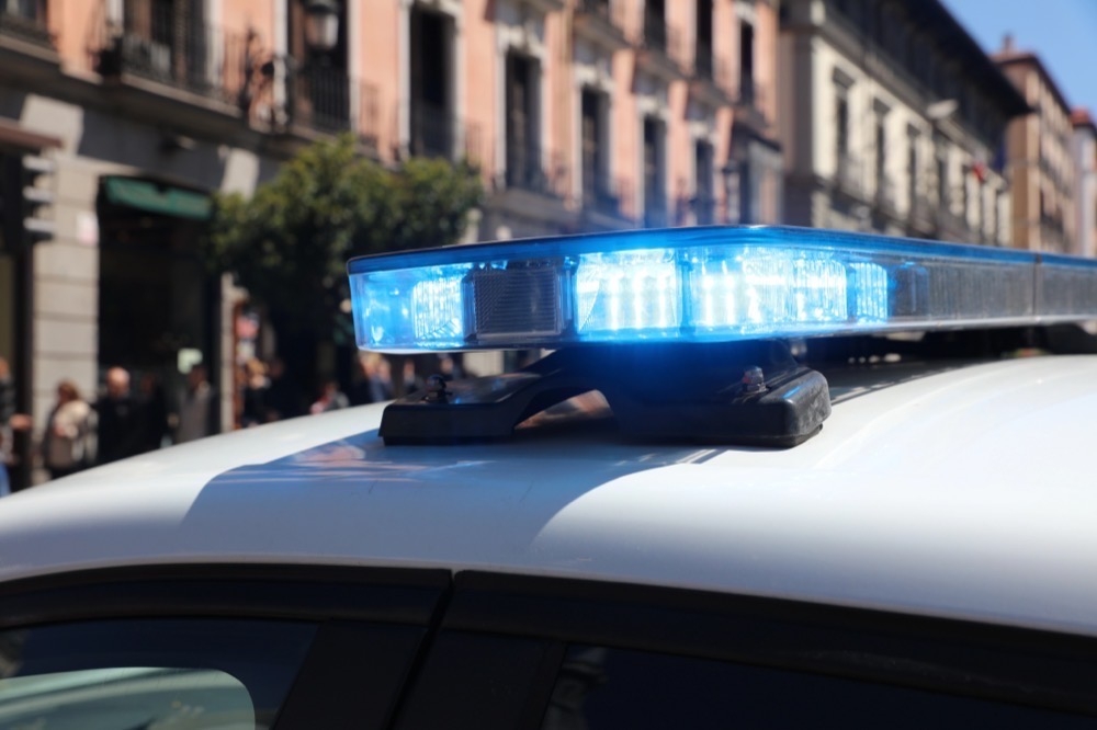 Poliserna lyckades &aring;teruppliva den skadade tv&aring;barnsmamman medan pappan hittades d&ouml;d.