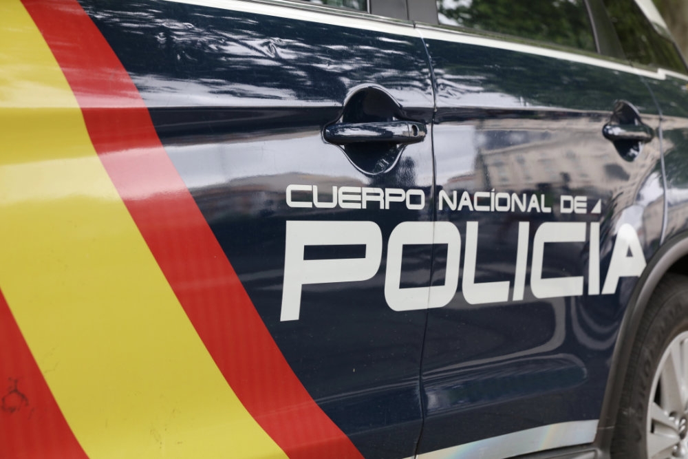 Den andre misstänkte är fortfarande på fri fot medan Policía Nacional utreder den misstänkt planerade attacken.