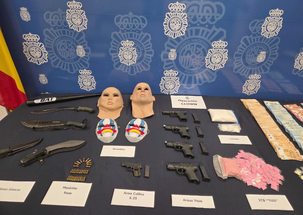 Polisen har beslagtagit skjutvapen, stora macheter, clownmasker och silikonmasker utformade för att efterlikna mänskliga ansikten. Foto: Policía Nacional