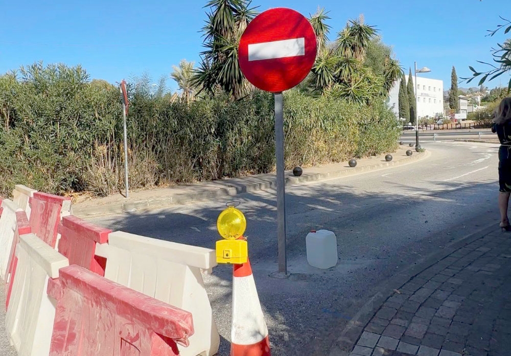 Kommunen vill behålla anslutningen tills en alternativ serviceväg i Las Chapas står klar. Foto: Ayto de Marbella
