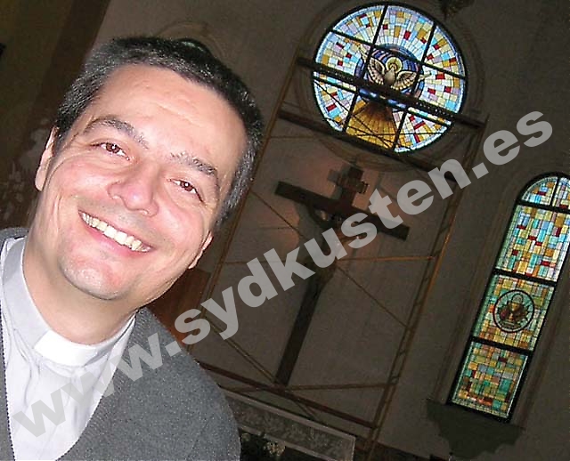 Damián Ramirez Lozano är en ung präst i Fuengirola som lockat fler ungdomar till kyrkan. Han ser sig inte som annorlunda men använder ett vardagligt språk och kryddar predikan med bildspel och modern teknik.