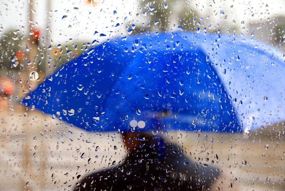 Temperaturerna faller med upp till sju grader innan vädret väntas stabiliseras under tisdagen.