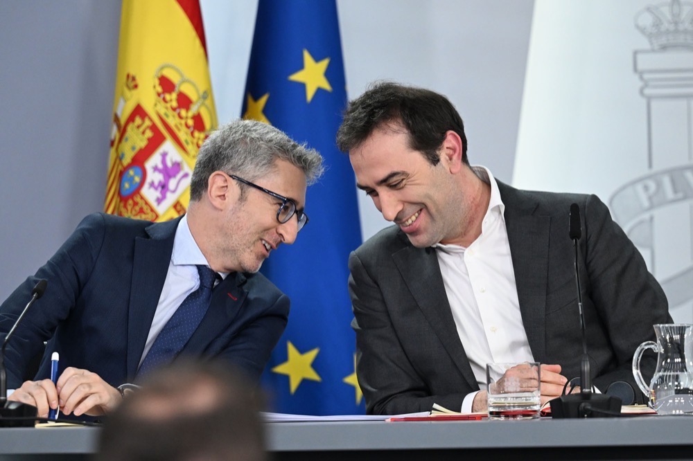 Budgetministern Arcadi España och finansministern Carlos Cuerpo efter ett ministerrådsmöte.
