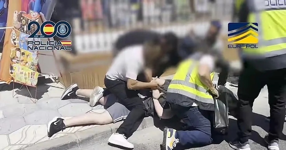 Unga gärningsmän placeras i hyresbostäder i väntan på uppdrag och får tillgång till vapen genom lokala kriminella kontakter. (Arkivbild från ett gripande av en svensk medborgare på Costa del Sol.) Foto: Policía Nacional