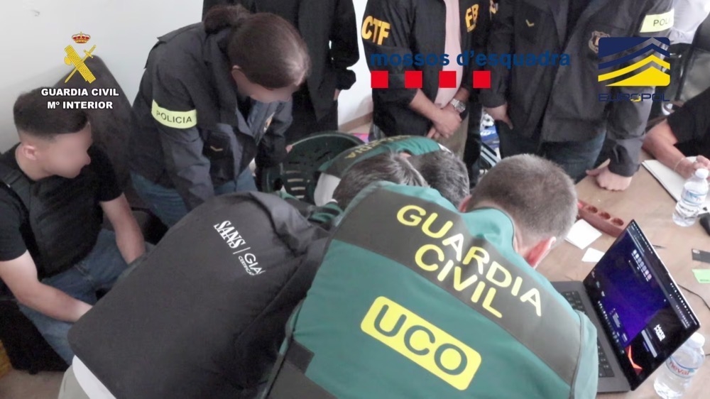 Polisen beslagtog bland annat kryptoplånböcker och krypteringsverktyg i jakten på nätverkets ekonomiska tillgångar. Foto: Guardia Civil
