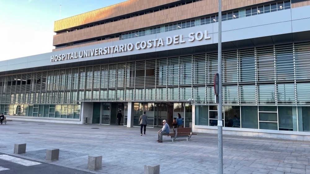 En läkare på sjukhuset Costa del Sol har gripits efter att en sjuksköterska avlidit av en misstänkt överdos på ett hotell i Marbella där de hade tagit in.