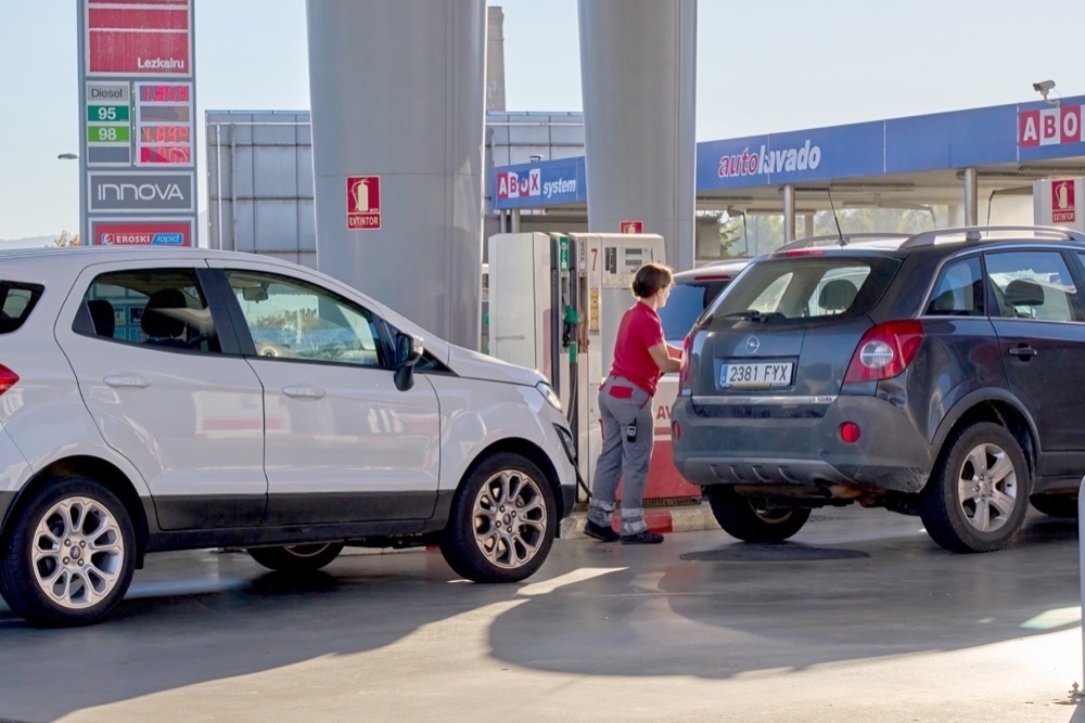 Skattes&auml;nkningen p&aring; bensin och diesel i Spanien ligger kvar p&aring; 20 cent per liter i november och kommer att uppg&aring; till minst 13 cent i december. Foto: josegulias/depositphotos.com