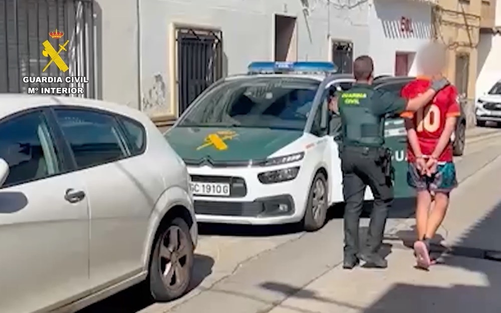 En stor mängd förfalskade dokument beslagtogs vid en husrannsakan i Villarrobledo i provinsen Albacete. Foto: Guardia Civil