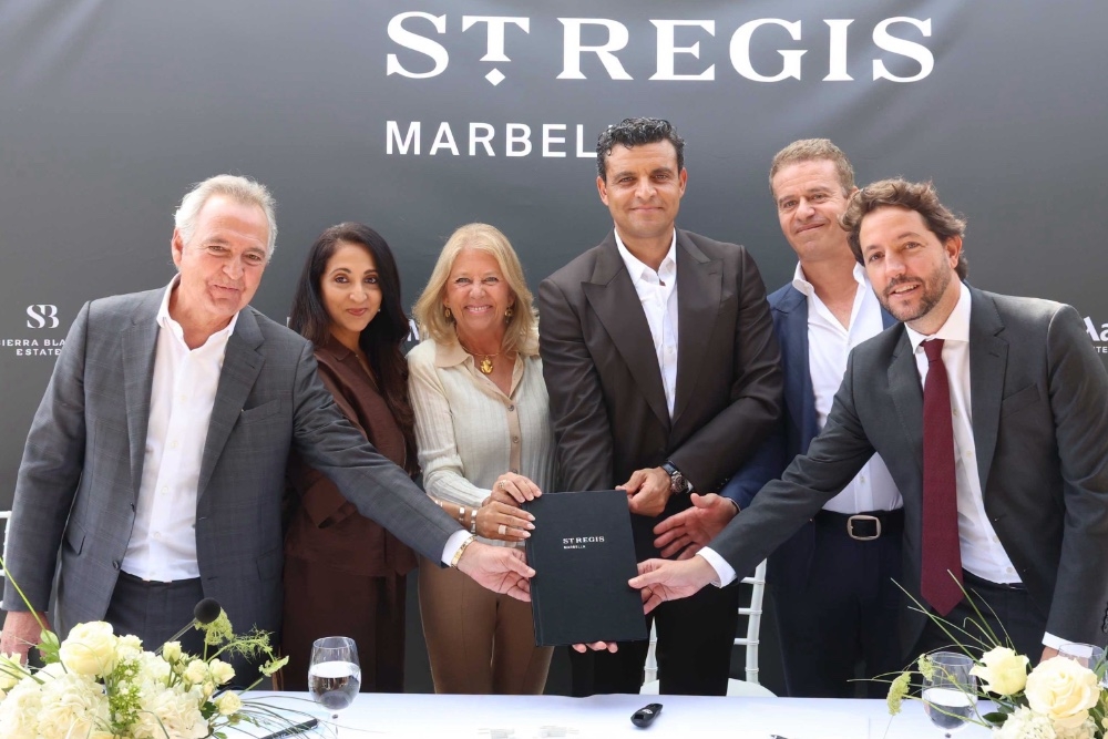Bygget av St. Regis-hotellet vid Las Dunas i Marbella beräknas enligt parterna ge 2.000 direkta och 4.500 indirekta jobb. Foto: Ayto de Marbella