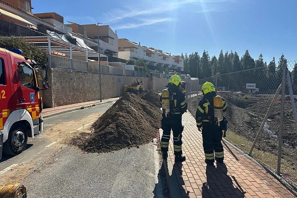 Brandk&aring;ren, Guardia Civil och lokalpolisen ryckte ut till kappl&ouml;pningsbanan i Mijas sedan ett r&ouml;r g&aring;tt s&ouml;nder under ett byggarbete. Foto: Ayto de Mijas