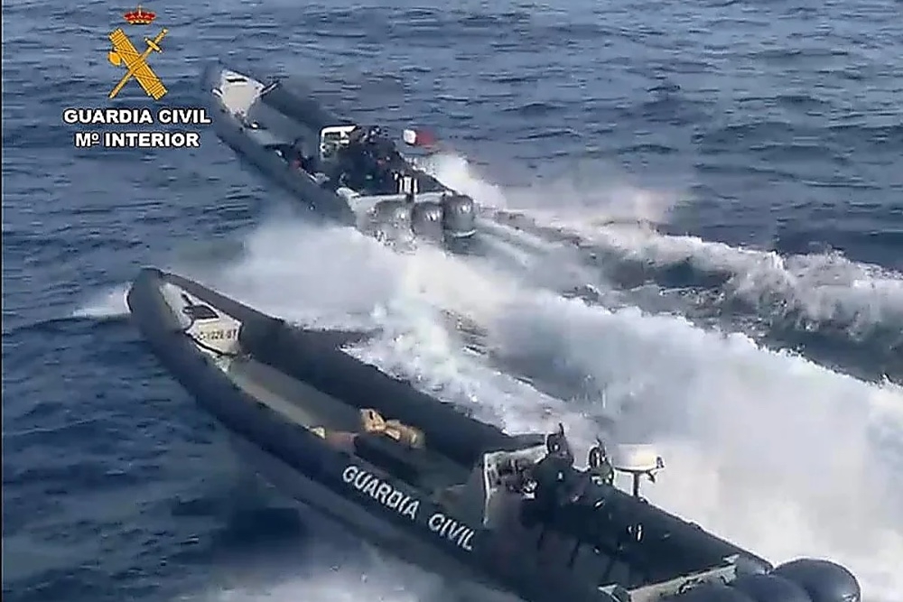 Guardia Civil upptäckte två snabbgående båtar som flyttade bensindunkar mellan sig vid Guadalquivirs mynning. Foto: Guardia Civil (Arkivbild)