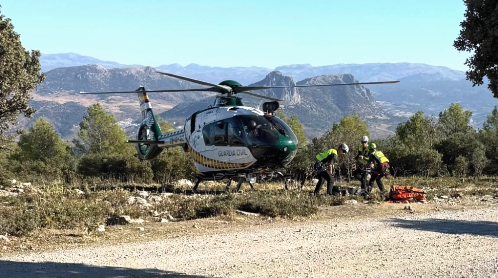 Räddningshelikoptrar nådde den svårtillgängliga platsen i Algodonales, men sjukvårdspersonalen kunde bara konstatera att båda piloterna var döda. Foto: Ayto de Algodonales