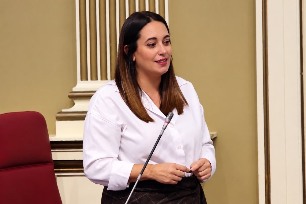 Cristina Calero valdes 2023 in i Kanarieöarnas regionparlament som företrädare för Coalición Canaria. Foto: Coalición Canarias