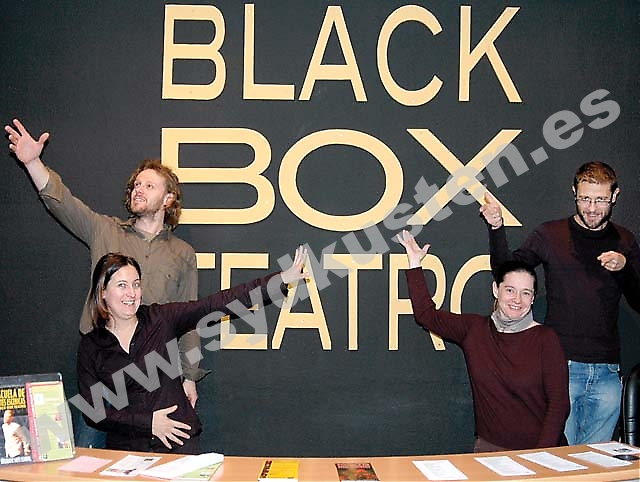 Fyra eldsjälar är fast beslutna att leva på att arrangera kurser och kulturevenemang i Marbella. Shia Arbulú, Gino Baccey, José Luís Garro och Susana Crespo driver friteatern Black Box Teatro.