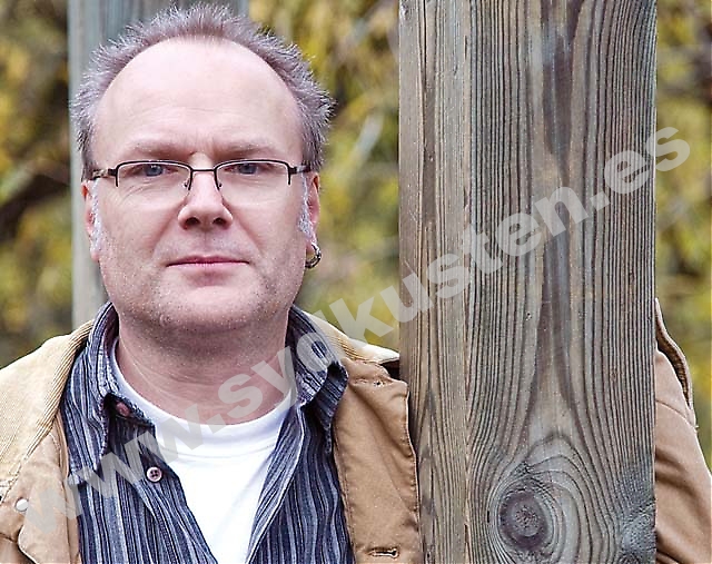 Pär Fontander arbetar som programledare på Radio Stockholm. Under sina vistelser i Almuñécar fick han idén till romanen Svart hav, en spännande historia om människo- och narkotikasmuggling på den andalusiska kusten. Nu finns boken att köpa på Hemingway Bookshop i Fuengirola. Foto: Roland Klockare