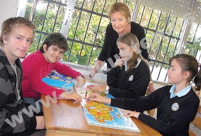 Ian, Daniel, Gabriella och Viktoria har vitt skilda bakgrunder med föräldrar från Sverige, Spanien, Ryssland och USA. De delar dock intresset för svenska språket och läser kompletterande svenska för Bia Nyman på Svenska Skolan i Marbella. “De kommer hit efter en lång skoldag och det är viktigt att vi har roligt. Vi spelar till exempel ofta spel”, säger Bia.