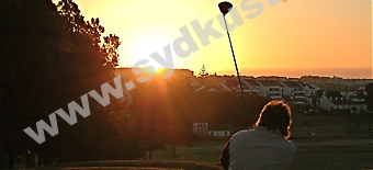 STRÅLANDE GOLF 12 februari var årets soligaste och varmaste dag hittills. Lars Heden slog ut så snart de första solstrålarna trängde fram över Mijas Golf.