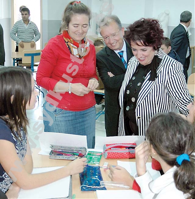 Skolämnet Medborgarrättslära, “Educación para la Ciudadanía”, väcker heta känslor i Spanien. Enligt motståndarna handlar det om statens moral som påtvingas ungdomarna, medan förespråkarna för fram vikten av att forma medvetna och demokratiska medborgare som visar respekt för det offentliga rummet och för varandra. På bilden syns det andalusiska utbildningsrådet Teresa Jiménez Vílchez (PSOE).