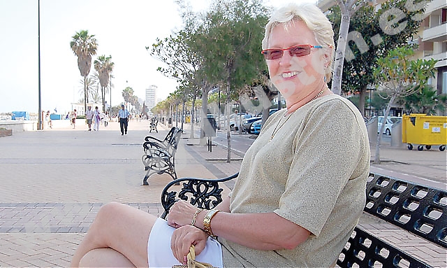 Sirpa Jokinen arbetade som språklärare i Finland och flyttade till Spanien för att få nytta av alla språk hon talade. “Hemma fick jag inte ens chans att tala svenska, men här är det så internationellt, det tycker jag väldigt mycket om.”