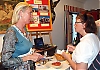 Mäklaren Åsa Pettersson knöt kontakter med potentiella nya kunder och svarade på frågor om hur utvecklingen ser ut inom fastighetsbranschen.