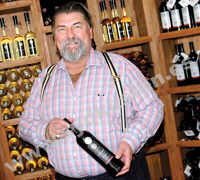 Rickard Enkvist kallades för galen när han bestämde sig för att börja odla vin i Gaucín. Nu har både hans viner och han själv vunnit pris och ingen skrattar längre åt honom.
