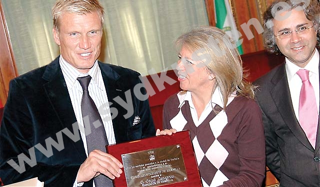 Den svenska skådespelaren och Marbellabon Dolph Ludndgren utnämndes 1 december till officiell ambassadör, av borgmästaren Ángeles Muñoz. På bilden även turistrådet José Luis Hernández.