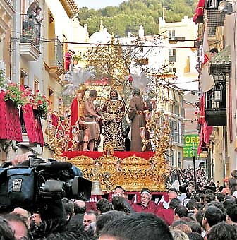 För en del är Semana Santa en religiös manifestation, för andra är det framför allt en folkfest där Málagaborna går man ur huse för att fira denna speciella tradition.