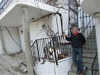 Tio familjer evakuerades i helgen från sina hem i Monte Viñas i Manilva efter ett kraftigt jordskred som fick terrasserna att rasa och vägen att sjunka med en hel meter. Många av de drabbade är svenskar. “Det är ett hårt slag men vi stöttar varandra,” säger Roger Johansson som dock framhåller att de fått stort stöd av Manilvas borgmästare Antonia Muñoz.