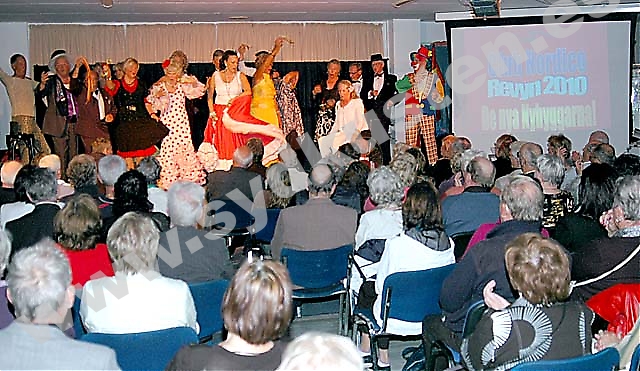 Det var fullt hus i kyrklokalen intill Club Nórdico vid premiären 15 mars av årets lokalrevy “De Nya Nybyggarna”.