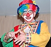 En clown (Gacke Aspeqvist) är bra att ha till både rekvisita och allsång.