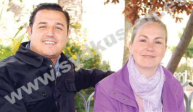 Spanien är störst i Europa på att odla ekologiskt, ändå är det svårt att få tag på ekologiska produkter. Det fick Juan Jesús Macias och Mayte Molina Moreno att starta productosecologicossinintermediarios.es för att samla alla producenter på ett ställe. Idag finns cirka 300 produkter på deras portal.