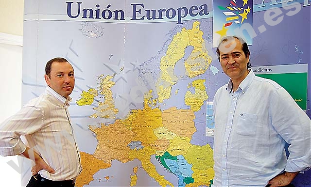Efter 24 års medlemskap i EU är spanjorerna fortfarande relativt ointresserade av vad som sker i Bryssel. Det säger Pedro Tornay Domínguez och José Luis Alcón López på EU-kontoret Europe Direct i Málaga, som hjälper till med frågor och information.