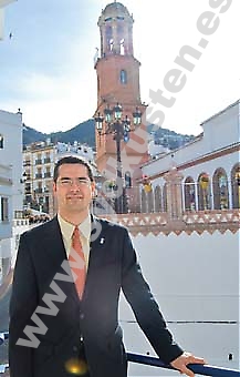 José Luis Torres Gutiérrez är byprästen som blev borgmästare för tre år sedan och med det är han faktiskt först i världen. Han är också Cómpetas yngste borgmästare och den som såg till att rådhuset fick Internetuppkoppling.