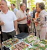 Deltagarna lovordade den cocktail som ordnades av svenskbutiken Miadel. Michael Centerblad från Independent Marketing, Bo Wennertorp från Global Accounting och Gunilla Pettersson från Helicópteros Sanitaros lät sig väl smaka i trädgården.